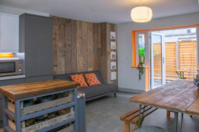 higgihaus #3a 4 Bed Small Groups Hip Location Sleeps 4-8